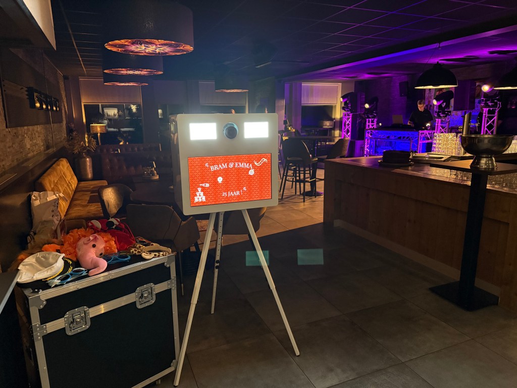 Photobooth van Brand Booth photobooth verhuur in actie op een feest.