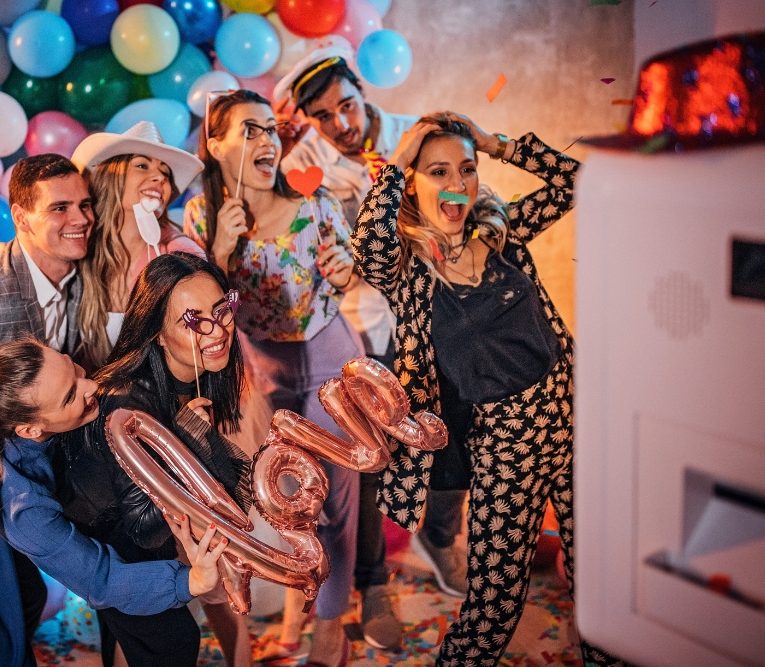 Photobooth van Brand Booth in actie tijdens een feest. De foto wordt gemaakt en mensen lachen.